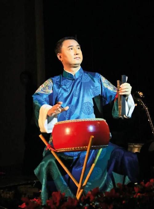 舞台艺术的追梦人 在幕后编织光影与诗意的造型策划